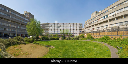 Ein 2 Bild-Stitch auf der berüchtigten Ferrier Estate in Kidbrooke, London Panorama. Stockfoto