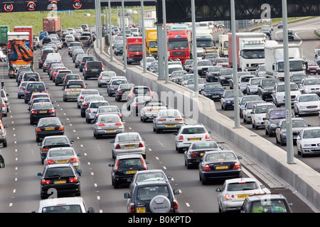 Staus von Autos und Lastwagen Reisen in beide Richtungen auf Autobahn M25 London Vereinigtes Königreich Stockfoto