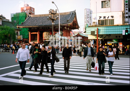 7. November 2004 - Bezirk Fußgänger überqueren einer Straße mit dem Kaminari Mo (Tor des Donners) im historischen Asakusa Tokio. Stockfoto