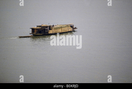 In Säcken auf Kahn entlang Pearl River Kanton China transportierten Ladung Stockfoto