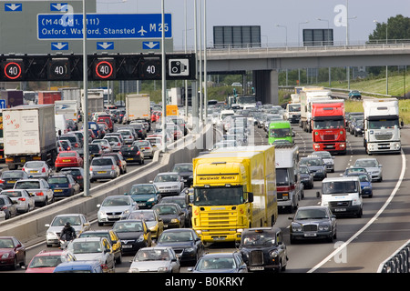 Staus von Autos und Lastwagen im Stillstand in beide Richtungen auf Autobahn M25 London Vereinigtes Königreich Stockfoto