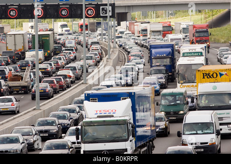 Staus von Autos und Lastwagen im Stillstand in beide Richtungen auf Autobahn M25 London Vereinigtes Königreich Stockfoto