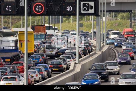 Man prüft Schäden am Fahrzeug nach Unfall im Stau auf der Autobahn M25 in der Nähe von London Vereinigtes Königreich Stockfoto