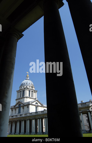 Kapelle Turm angesehen durch Säulen des Old Royal Naval College in Greenwich, London UK Stockfoto