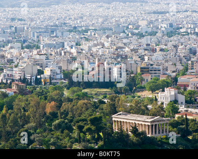 Athen von der Akropolis mit den dorischen Tempel des Hephaistos in das Forground anzeigen. Stockfoto