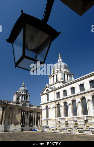 Turm der Kapelle und Lampe im Queen Mary Gericht, das Old Royal Naval College in Greenwich, London UK Stockfoto