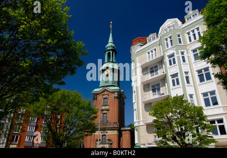 St. Heilige Dreieinigkeitskirche und Wohnungen im Stadtteil St. Georg in Hamburg, Deutschland Stockfoto