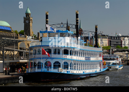 Raddampfer "Louisiana Star" am historischen Landungsbrücken in Hamburg, Deutschland Stockfoto