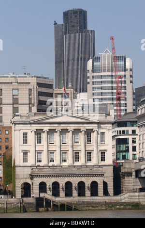 London England entworfen Henry Roberts an der Themse mit City of London Büros hinter der Fischhändler-Halle Stockfoto