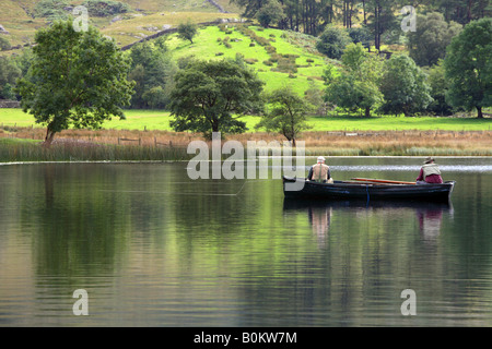 Fliegenfischen Sie in einem Boot auf 'Watendlath Tarn', englischen Lake District. Stockfoto