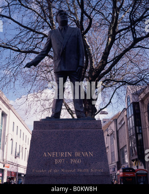 Statue von Aneurin oder Nye Bevan Gründer der britische National Health Service - NHS - Cardiff Stadt Zentrum Wales Stockfoto