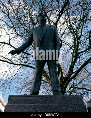 Statue von Aneurin oder Nye Bevan Gründer der britische National Health Service - NHS - Cardiff Stadt Zentrum Wales Stockfoto