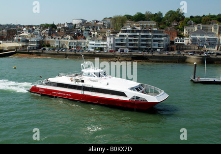 Fluß Medina Isle Of Wight England UK Fast ferry Red Funnel Unternehmen Red Jet 3 Katamaran Stockfoto