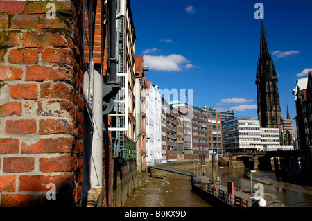 Die historischen Häuser am Kanal Nikolai laden in Hamburg, Deutschland Stockfoto