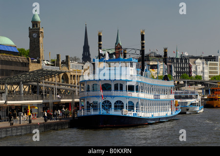 Raddampfer "Louisiana Star" am historischen Landungsbrücken in Hamburg, Deutschland Stockfoto