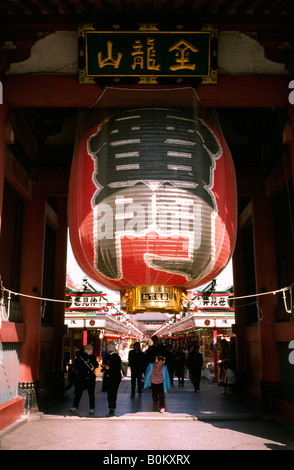 16. Februar 2004 - die berühmten roten Chochin Laterne des Kaminari Mo (Tor des Donners) in Tokios historisches Viertel Asakusa. Stockfoto