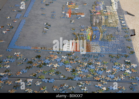 Studio Stillleben hautnah ein teilweise ausgefülltes Puzzle auf einem Porta-Puzzle-Brett Stockfoto