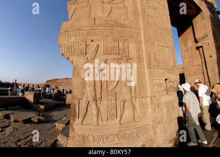 Reliefs an der Wand am Tempel von Haroeris und Sobek in Kom Ombo auf dem Nil Ägypten Stockfoto
