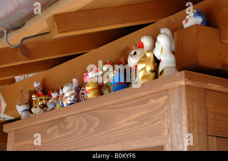 Maneki Neko Sammlung. Eine gemeinsame Japanische Maskottchen, Lucky cat mit dem erhobenen Pfote. Stockfoto