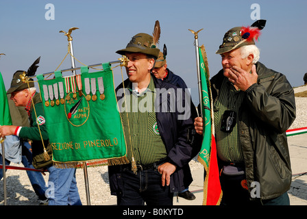 81. Alpini National Versammlung. Bassano del Grappa, Italien, Mai 10.09.11 2008. Die Veteranen mit ihren Bannern Stockfoto