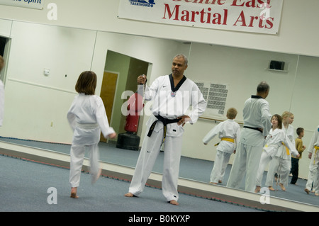 Jugend Klasse Tae Kwan Doe Martial Arts trainieren Selbstverteidigung Schutz Stockfoto