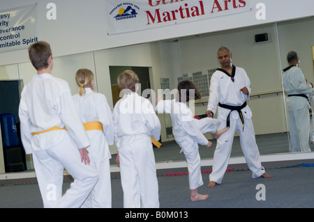 Jugend Klasse Tae Kwan Doe Martial Arts trainieren Selbstverteidigung Schutz Stockfoto