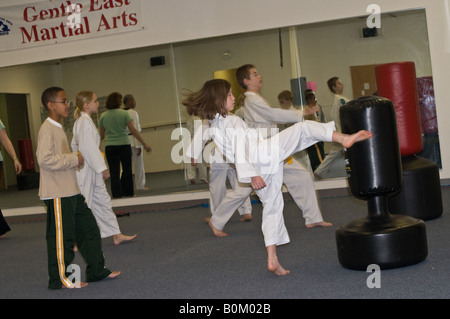 Jugend Klasse Tae Kwan Doe Martial Arts trainieren Selbstverteidigung Schutz Stockfoto