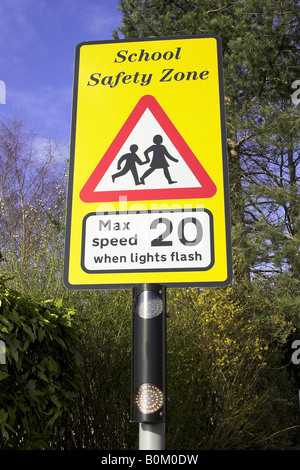 Ein Warnschild am Straßenrand Geschwindigkeit Beschränkung außerhalb einer Schule Stockfoto