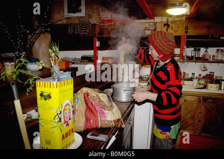 Student kocht Pasta in der Küche Stockfoto