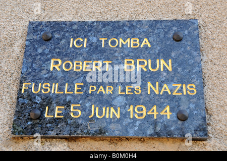 Gedenktafel an der Seite eines Hauses in Génolhac, Gard, Frankreich markiert den Ort, wo Robert Brun, gebürtig aus dem Dorf erschossen wurde. Stockfoto