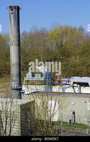 Generator zur Stromerzeugung aus Methan Gase aus Haushalt Abfall Deponie, Oldenburg, Niedersachsen, Deutschland. Stockfoto