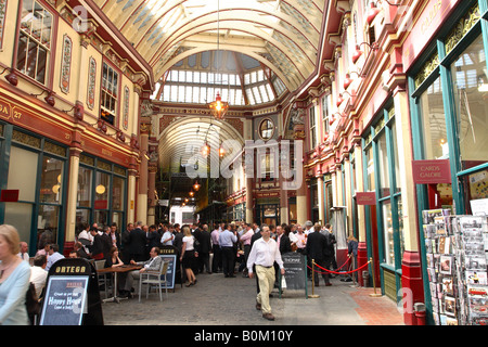 Leadenhall Market in The City London England ist beliebt bei finanziellen Stadtarbeiter mittags Pub Getränke Stockfoto