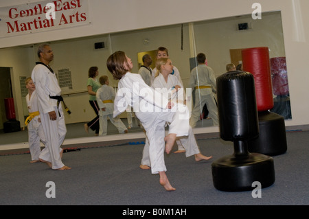 Jugend Klasse Tae Kwan Doe Martial Arts trainieren Selbstverteidigung Schutz Stockfoto