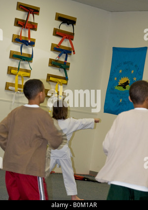 Jugend Klasse Tae Kwan Doe Martial Arts trainieren Selbstverteidigung Schutz Stockfoto