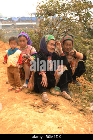 Vietnam Nordwesten können Cau Flower Hmong Minderheit Bergvolk Marktfrauen tragen Tracht Stockfoto