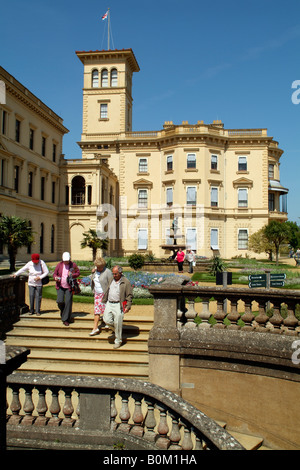 Touristen in formalen Terrasse Gärten in Osborne House East Cowes Isle Of Wight England UK historische Heimat von Königin Victoria Stockfoto