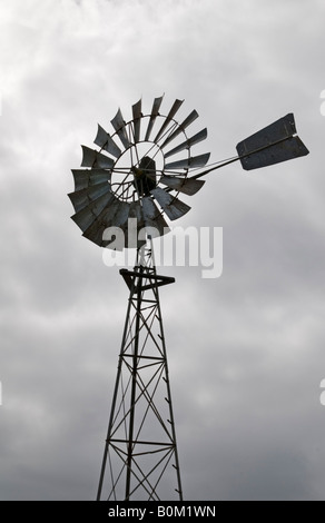 Ländliche australische Mühle vor grauem stürmischen Himmel in Westaustralien Stockfoto