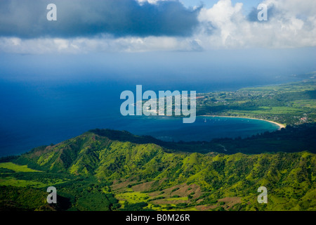 Malerischen bunten Luftaufnahme von Hanalei Bay Hawaii mit berühmten Bali Hai-Bergkette im Vordergrund. Stockfoto