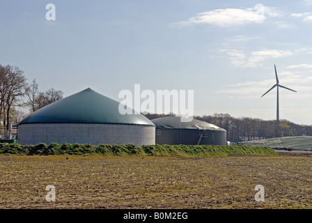 Biogas-Panzer auf einem Bauernhof, die Erzeugung von Strom in das Dorf Strohen, Niedersachsen, Deutschland. Stockfoto