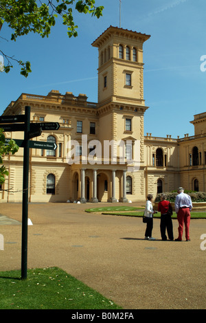 Besucher bei Osborne House historischen Landsitz von Königin Victoria und Gelände zu East Cowes Isle Of Wight südlichen England UK Stockfoto