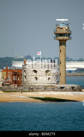 Calshot Schloß und Küstenwache Turm auf Southampton Wasser England UK Stockfoto