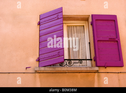 Bunte hölzerne Blendenverschlüsse auf die malerische charmante Gebäude in der Hafenstadt von Collioure Frankreich Stockfoto