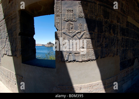 Blick auf den Nil durch ein Fenster am Tempel der Isis Komplex auf der Insel Philae in der Nähe von Assuan, Ägypten Stockfoto