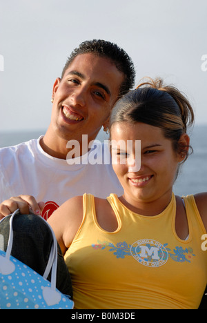 Portrait eines jungen lächelnde paar auf dem Malecon Boulevard Havanna Kuba April 2007 Stockfoto