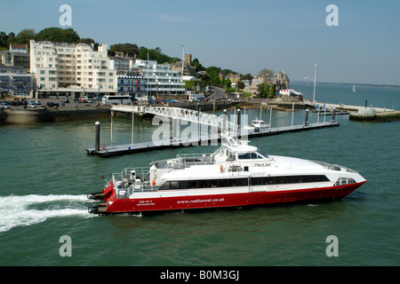 Fluß Medina Isle Of Wight England UK Fast ferry Red Funnel Unternehmen Red Jet 3 Katamaran Stockfoto