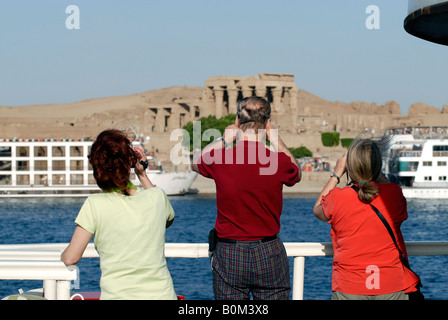 Touristen sehen die Tempel von Haroeris und Sobek in Kom Ombo aus ihrer Kreuzfahrt auf dem Nil Ägypten Stockfoto