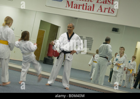 Jugend Klasse Tae Kwan Doe Martial Arts trainieren Selbstverteidigung Schutz Stockfoto