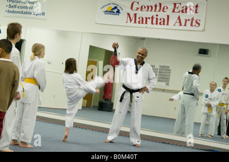 Jugend Klasse Tae Kwan Doe Martial Arts trainieren Selbstverteidigung Schutz Stockfoto