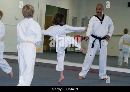 Jugend Klasse Tae Kwan Doe Martial Arts trainieren Selbstverteidigung Schutz Stockfoto