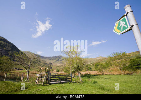 Wanderweg-Zeichen in Cwm Wimpel Tal mit Nantlle Ridge Berge Snowdonia National Park North Wales UK Stockfoto